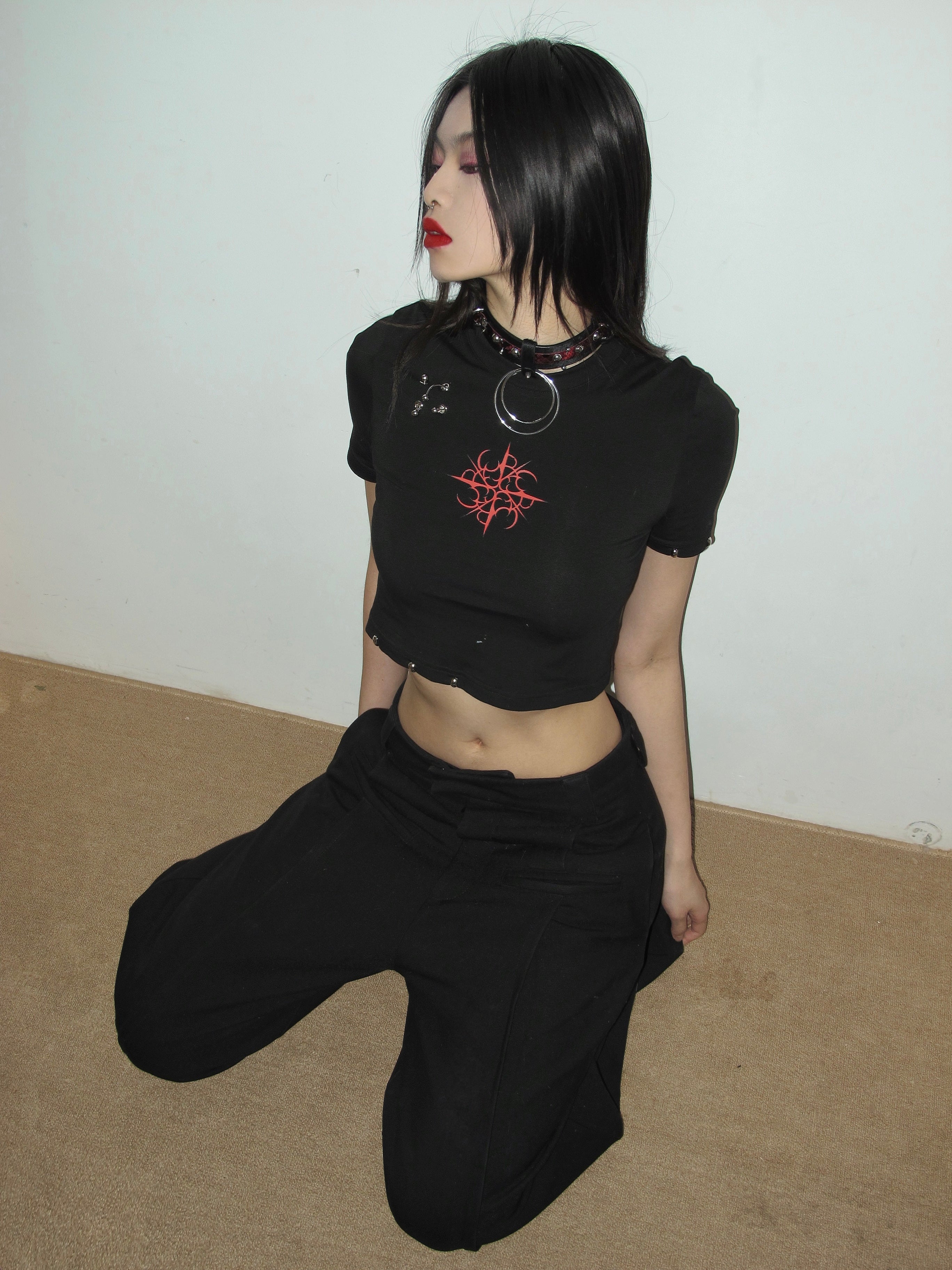 REJJ "Iconic Totem" Print Pierced Cropped T-shirt